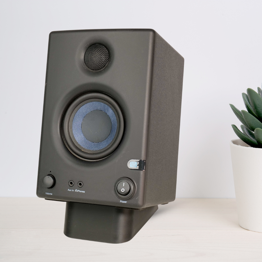 Ridicarea boxelor eliberează spațiu util pe birou