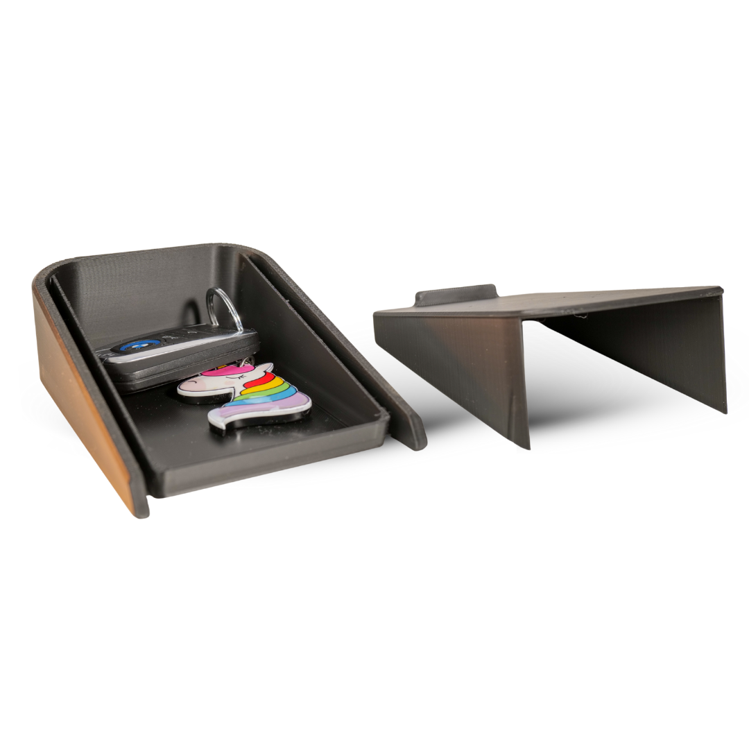 Acest stand combină o bază înclinată pentru unghi auditiv optim cu un sertar perfect mascat