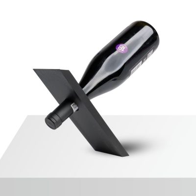 Suport vin echilibru realizat prin printare 3D, design minimalist negru care suspendă sticla de vin prin centrul de greutate.